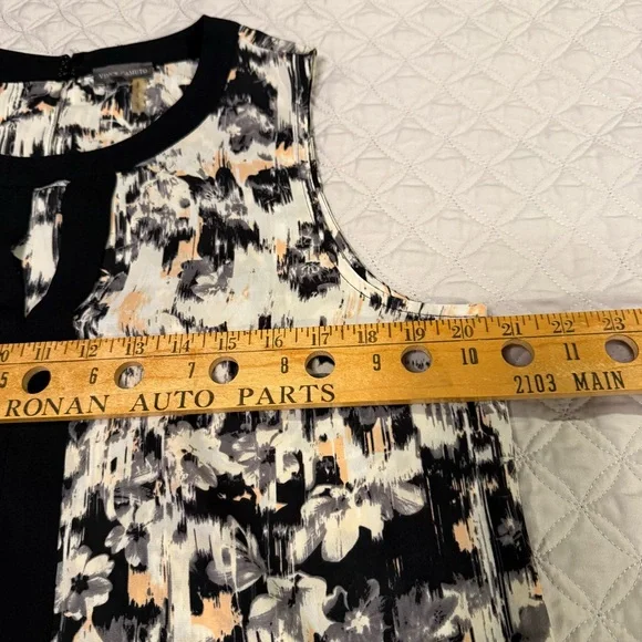 Vince Camuto Black & White Abstract Sleeveless Blouse - Size L - Picture 6 of 10